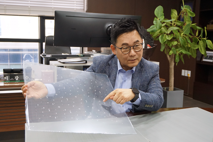 이갑수 이노메트리 대표가 반도체 유리기판 검사 방법에 대해 설명하고 있다. (이노메트리 제공)