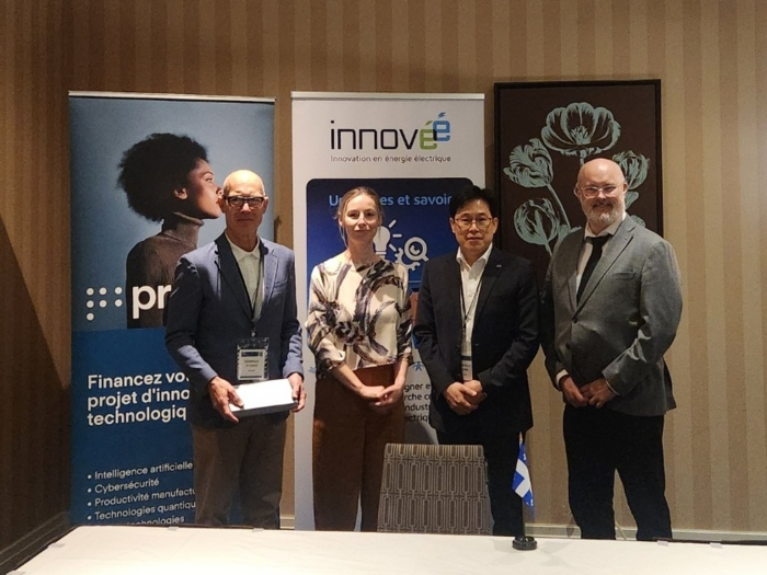 IITP, INNOVEE, PROMPT 기관 간 업무 협약서 서명 후 기념사진을 촬영 모습. 사진 왼쪽부터 도미니크 생루이 PROMPT 대표 직무대행, 막심 두셋 INNOVEE COO, 신준우 IITP 본부장, 마르코 블루앵 캐나다 퀘백 경제혁신에너지부(MEIE) 총괄국장.