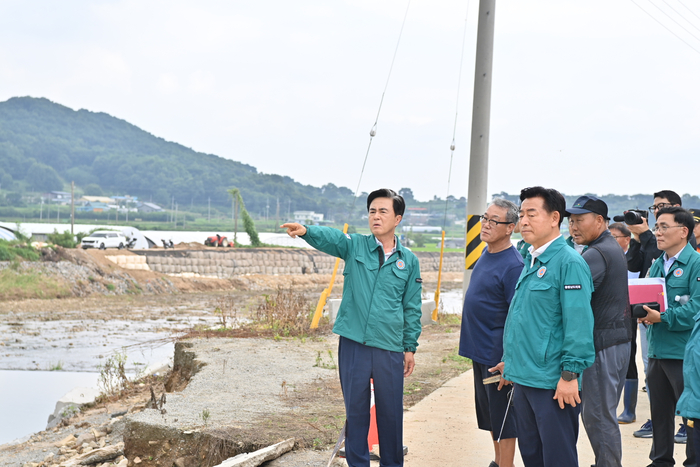 김태흠 충남 지사가 홍성군 갈산면 와룡천 제방을 찾아 수해 현황을 점검하고 있다.