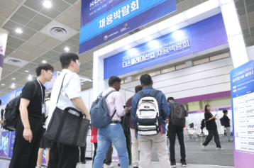 한국디스플레이산업협회가 7~8일 서울 강남구 코엑스에서 'K-디스플레이 채용박람회'를 개최한다. 사진은 지난해 열린 채용박람회. 〈사진 한국디스플레이산업협회 제공〉