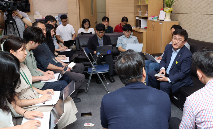 김성환 환경부 장관이 4일 정부세종청사 환경부 기자실에서 출입기자단 간담회를 열고 질문에 답하고 있다. 연합뉴스.