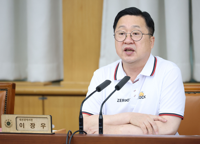 이장우 대전시장이 5일 확대간부회의에서 '대전 0시 축제'를 앞두고 시민 안전과 경제 활성화 등 3대 원칙을 강조하고 있다.