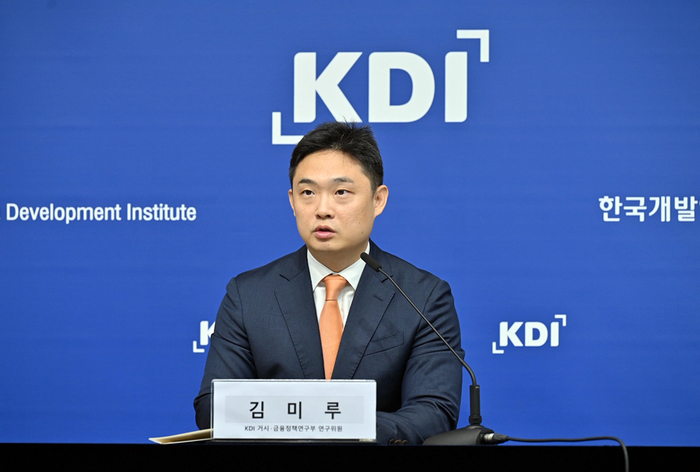 김미루 KDI 연구위원이 5일 정부세종청사에서 '인구구조 변화가 가계부채에 미치는 영향' 보고서를 브리핑하고 있다.[KDI 제공]