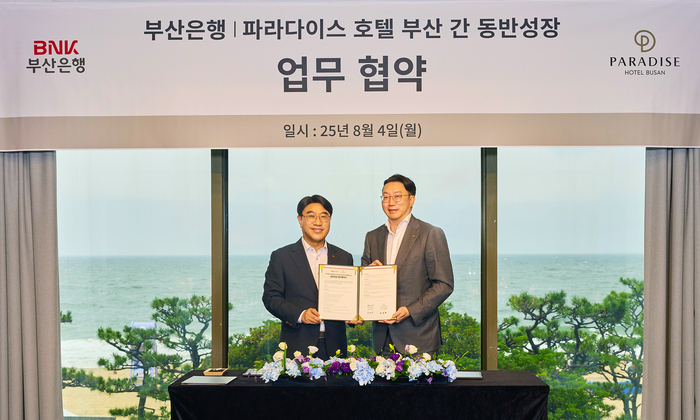 지난 4일 파라다이스호텔부산에서 방성빈 BNK부산은행장(왼쪽)과 최종환 파라다이스호텔부산 대표이사가 '동반성장을 위한 업무협약'을 체결하고 기념촬영을 하고있다.