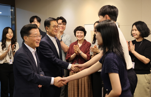 5일 한화생명 신임 각자 대표이사 권혁웅 부회장(왼쪽 두번째)과 이경근 사장(왼쪽 네번째)이 부임 후 첫 활동으로 각 부서를 찾아 임직원들과 악수를 하고 있다.(사진=한화생명)