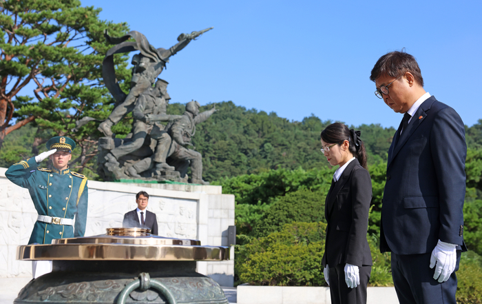 최휘영 문화체육관광부 장관이 5일 서울 동작구 국립서울현충원 현충탑에 참배하고 있다.
