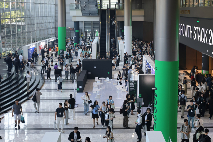 에이비일팔공은 5일 서울 코엑스에서 'MGS 2025'를 개최했다. '데이터로 리드하고, AI로 승리하라'를 주제로 38개 강연과 함께 참가 기업의 비전과 솔루션을 소개하는 스폰서부스, 에어브릿지, 앰플리튜드, 브레이즈 활용법을 배울 수 있는 핸즈온랩 등 다양한 부대 행사도 진행됐다. 사진=에이비일팔공