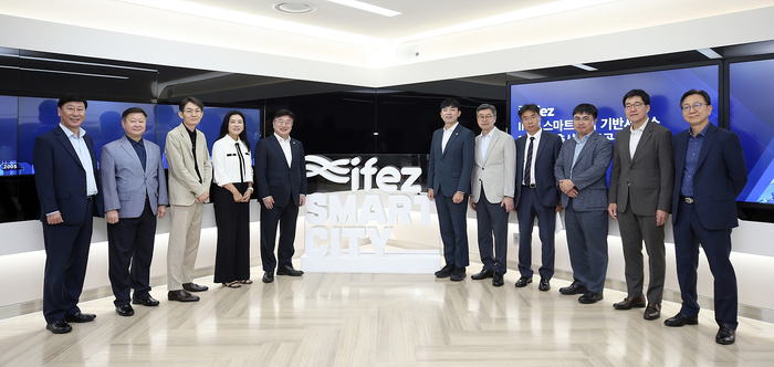 이장훈 롯데이노베이트 부문장(왼쪽 세 번째부터), 강은교 롯데이노베이트 부문장, 윤원석 인천광역시경제자유구역청장, 신성영 인천광역시의회 산업경제위원회 부위원장 등 주요 관계자가  '인천경제자유구역 스마트시티 기반서비스 1단계 구축사업' 준공식 후 기념촬영했다. 롯데이노베이트 제공