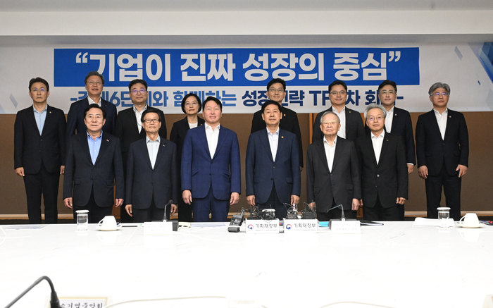구윤철 부총리 겸 기재부 장관(앞줄 왼쪽 네번째)과 경제6단체장들이 5일 대한상공회의소에서 열린 성자전략TF 회의에 앞서 기념촬영을 하고 있다.[기재부 제공]