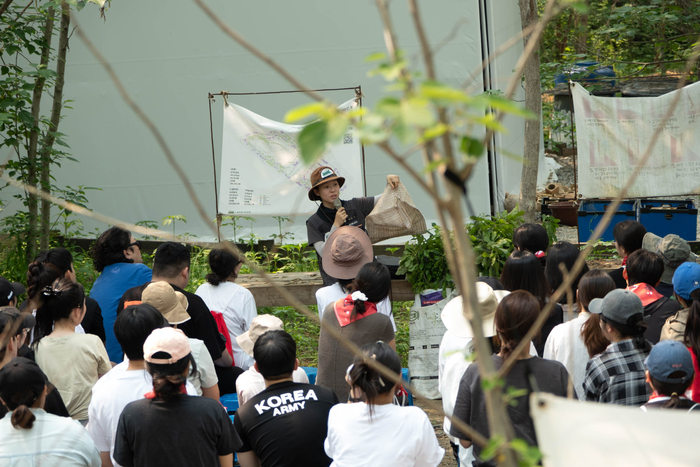 지난 5월 27일 난지도 노을공원에서 '기브셔틀 2025' 참가자들이 본격적인 나무심기 봉사활동 준비를 하고 있다. 〈자료 카카오모빌리티〉