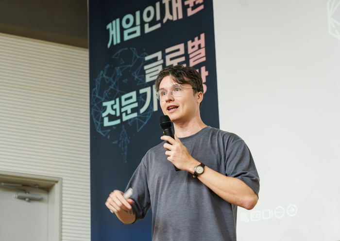 타르사 페레이라 텐센트 아트 디렉터가 지난 4일 성남 판교 한국콘텐츠진흥원 게임인재원에서 진행된 '넥스트 레벨: 텐센트 토크'에서 아트 디렉션 전략을 발표했다.