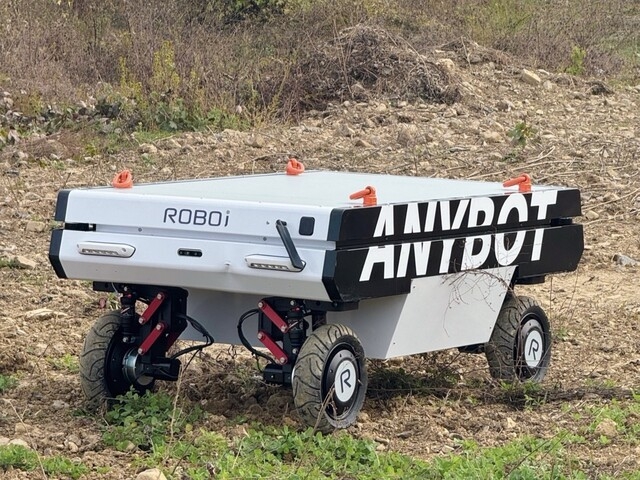 로보아이가 개발한 산업용 자율주행 로봇 '애니봇(ANYBOT)'[출처:로보아이 홈페이지]