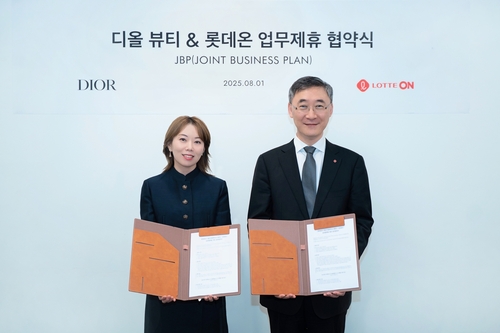 박익진 롯데쇼핑 e커머스사업부 대표(오른쪽)와 김백남 크리스챤 디올 뷰티 코리아 지사장