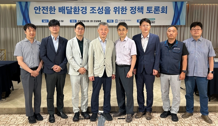 우아한청년들은 지난 4일 서울 중구 로얄호텔에서 라이더 안전 강화를 위한 '안전한 배달환경 조성을 위한 정책 토론회'를 개최했다. 왼쪽부터 이은상 고용노동부 사무관, 서용윤 동국대 교수, 윤진하 연세대 의대 교수, 강성규 가천대 길병원 교수, 정진우 서울과기대 교수, 임우택 한국경영자총협회 본부장, 홍창의 배달플랫폼노동조합 위원장, 송명진 한국플랫폼프리랜서노동공제회 사무국장이 기념사진을 촬영하고 있다. 〈자료 우아한청년들〉