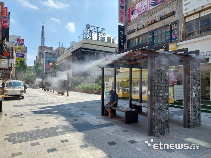 광명시가 여름철 폭염 대응을 위해 철산상업지구 로데오거리 일대에 폭염 저감 시설인 '쿨링포그'를 설치한 모습.