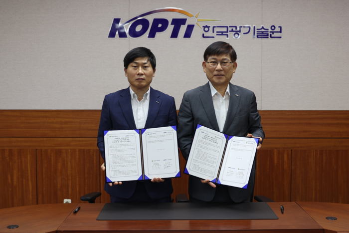 신용진 한국광기술원장(오른쪽)이 이장훈 기술보증기금 호남지역본부장이 '혁신성장기업 육성을 위한 창업지원 및 기술이전 업무협약(MOU)'을 체결했다.