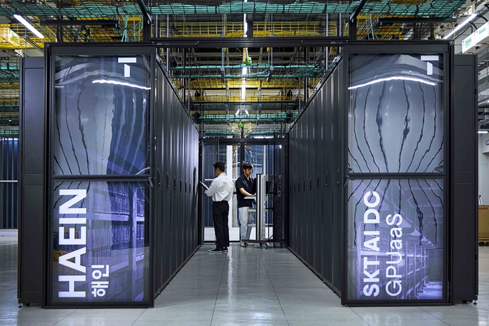 SKT 구성원들이 가산 AI DC에서B200 GPUaaS 준비상황에 대해 점검하고 있는 모습