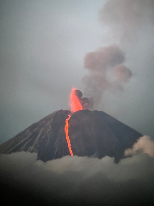 4일 러시아 극동 캄차카반도의 클류쳅스카야 화산이 마그마와 재를 분출하고 있다. 사진=AFP 연합뉴스/인스타그램(@kistanovsergey)