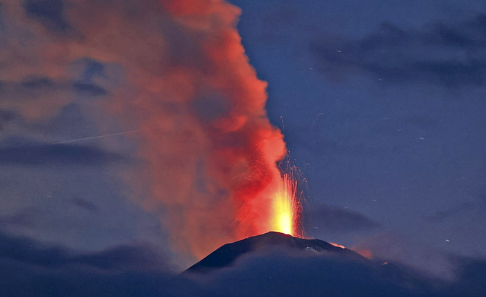 5일 러시아 극동 캄차카반도의 클류쳅스카야 화산이 마그마와 재를 분출하고 있다. 사진=러시아 과학아카데미 산하 극동 화산지진연구소