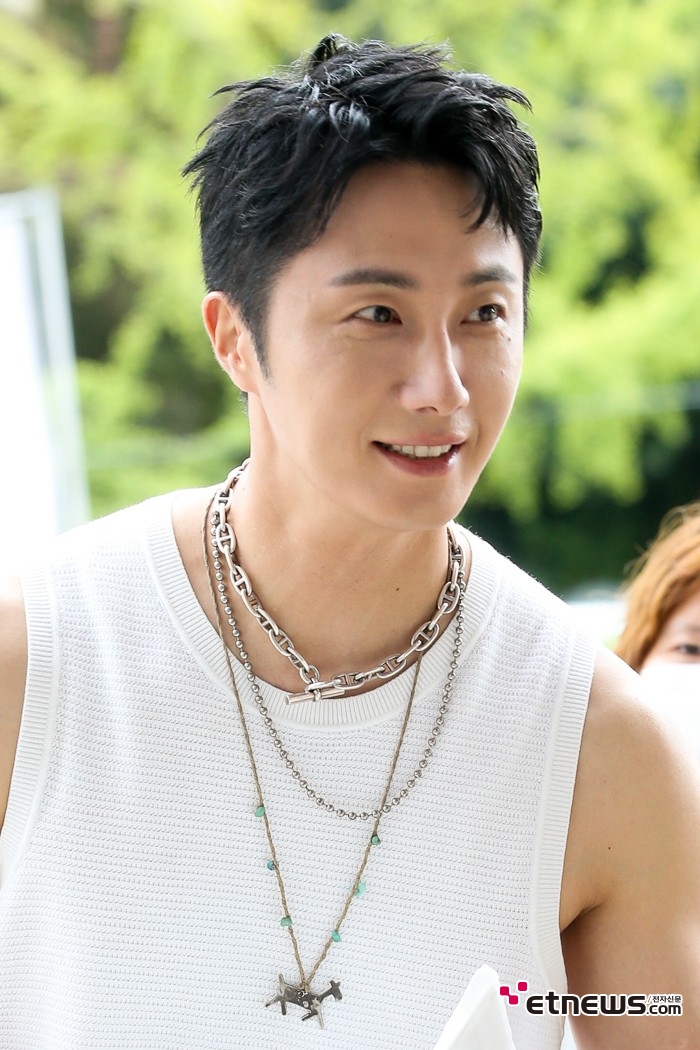 [ET포토] 정일우, '메탈 목걸이도 어울리네'