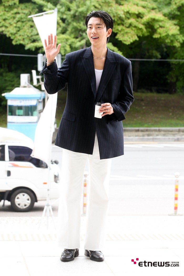 [ET포토] 윤현민, '네이비 블레이저에 화이트 팬츠'