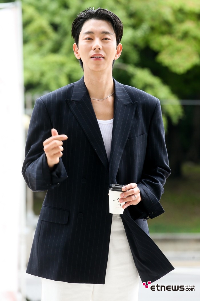 [ET포토] 윤현민, '그윽한 시선'