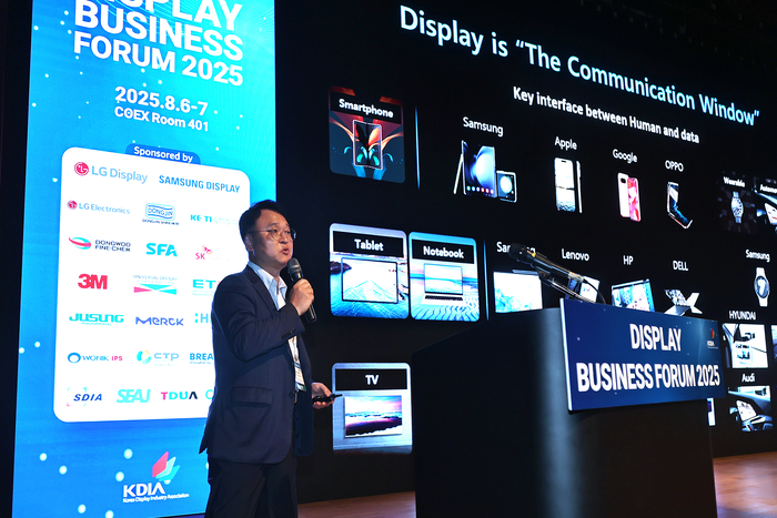 디스플레이 성장동력…삼성 “AI용 뉴폼팩터”, LG “대형 OLED 기회”