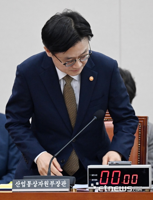 [포토] 산자위 전체회의 참석하는 김정관 장관