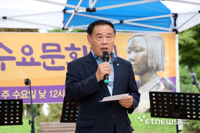 이재식 수원시의회 의장이 6일 올림픽공원에서 열린 '제100차 수원수요문화제'에 참석해  축사를 하고 있다.