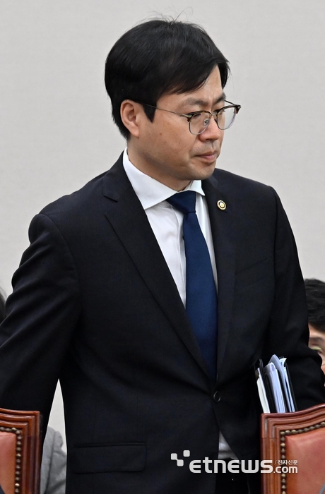 [포토] 산자위 현안질의 참석하는 여한구 통상교섭본부장