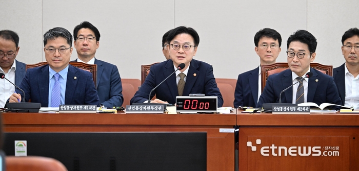 [포토] 답변하는 김정관