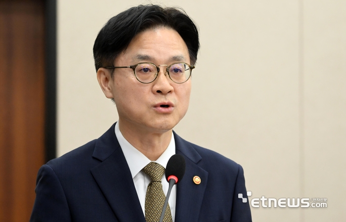 김정관 산업통상자원부 장관이 6일 서울 여의도 국회에서 열린 산업통상자원중소벤처기업위원회 전체회의에서 한·미 관세 협상 현안 보고를 하고 있다.  이동근기자 foto@etnews.com