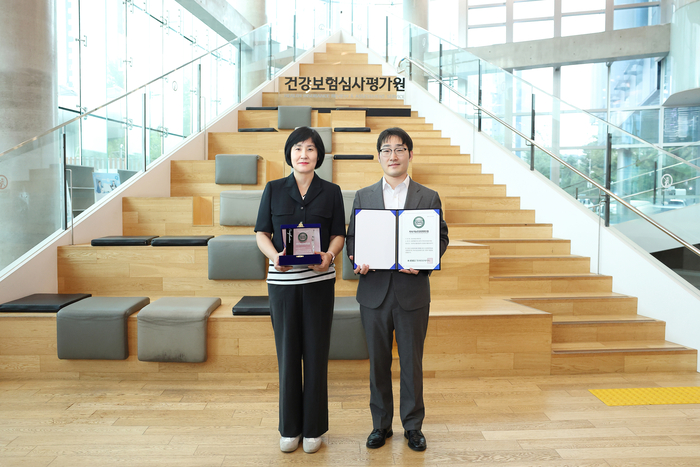 김경화 건강보험심사평가원 국민지원실장(왼쪽)과 안동규 한국ESG데이터 원장이 기념촬영했다.(사진=건강보험심사평가원)