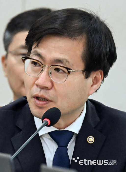 여한구 산업통상자원부 통상교섭본부장이 6일 서울 여의도 국회에서 열린 산업통상자원중소벤처기업위원회 전체회의에서 한·미 관세 협상 현안과 관련한 질의에 답하고 있다.  이동근기자 foto@etnews.com