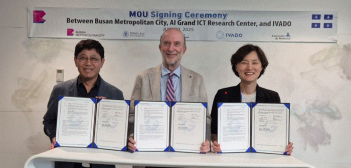 부산시, 동의대 인공지능그랜드ICT연구센터, IVADO 3자 AI 국제협력 협약식이 캐나다 퀘벡주 IVADO본부에서 열렸다. 왼쪽부터 정석찬 동의대 인공지능그랜드ICT연구센터장, 뤽 비네 IVADO 대표, 정나영 부산시 미래기술전략국장.
