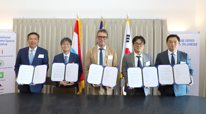 지난달 21일 주한 룩셈부르크 대사관에서 열린 '국제 의료 AI 이니셔티브(IHDSI)' MOU 체결식에서 주요 관계자들이 기념촬영을 했다. 이일송 싸이퍼롬 대표(맨 왼쪽부터), 이건국 국립암센터 연구소장, 울프 네어바스 LIH 대표, 임태건 네이버클라우드 전무, 김범재 오케스트로 대표. 오케스트로 제공