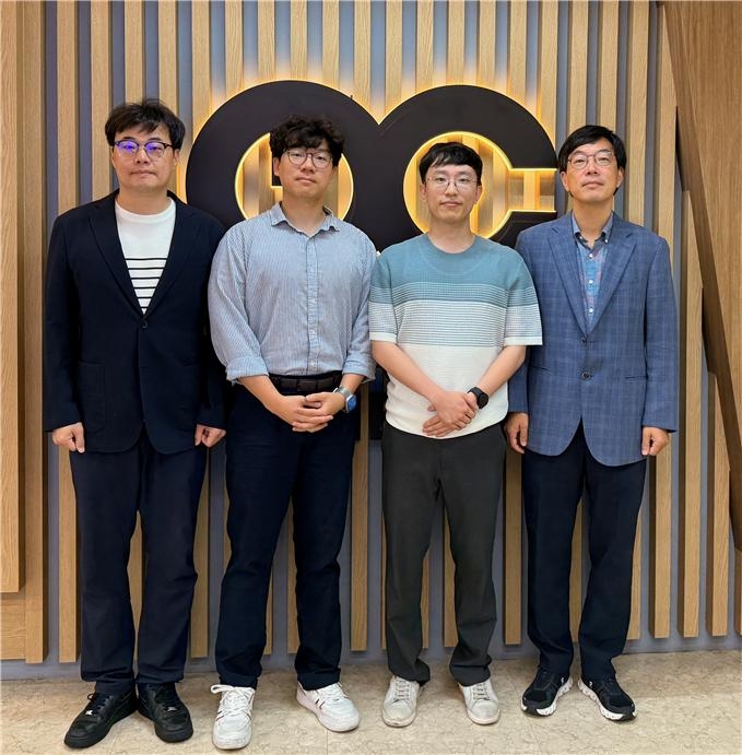 (왼쪽부터) 박인규 카이스트 교수, 정용록 경북대 교수, 삼성전자 박현규 박사, 김정 카이스트 교수