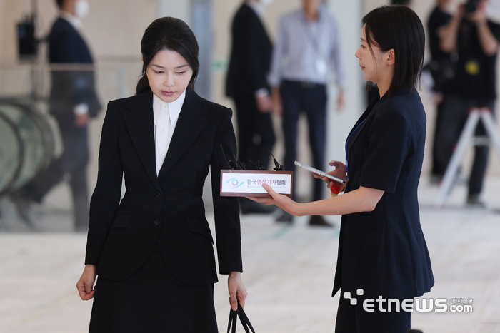 김건희 여사가 6일 서울 종로구 KT 광화문빌딩 웨스트에 마련된 민중기 특별검사 사무실로 출석하고 있다.  사진공동취재단