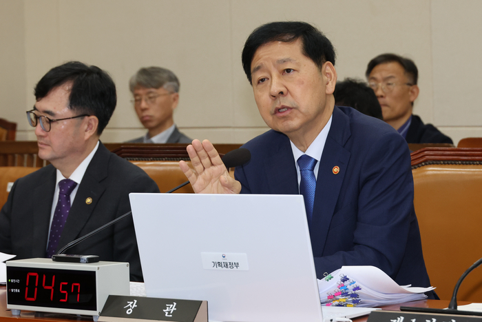 한미관세협상 질의에 답하는 구윤철 부총리     (서울=연합뉴스) 김주성 기자 = 구윤철 부총리 겸 기획재정부 장관이 6일 국회 기획재정위원회 전체회의에서 한미 관세 협상 관련 현안 질의에 답하고 있다. 2025.8.6     utzza@yna.co.kr (끝)