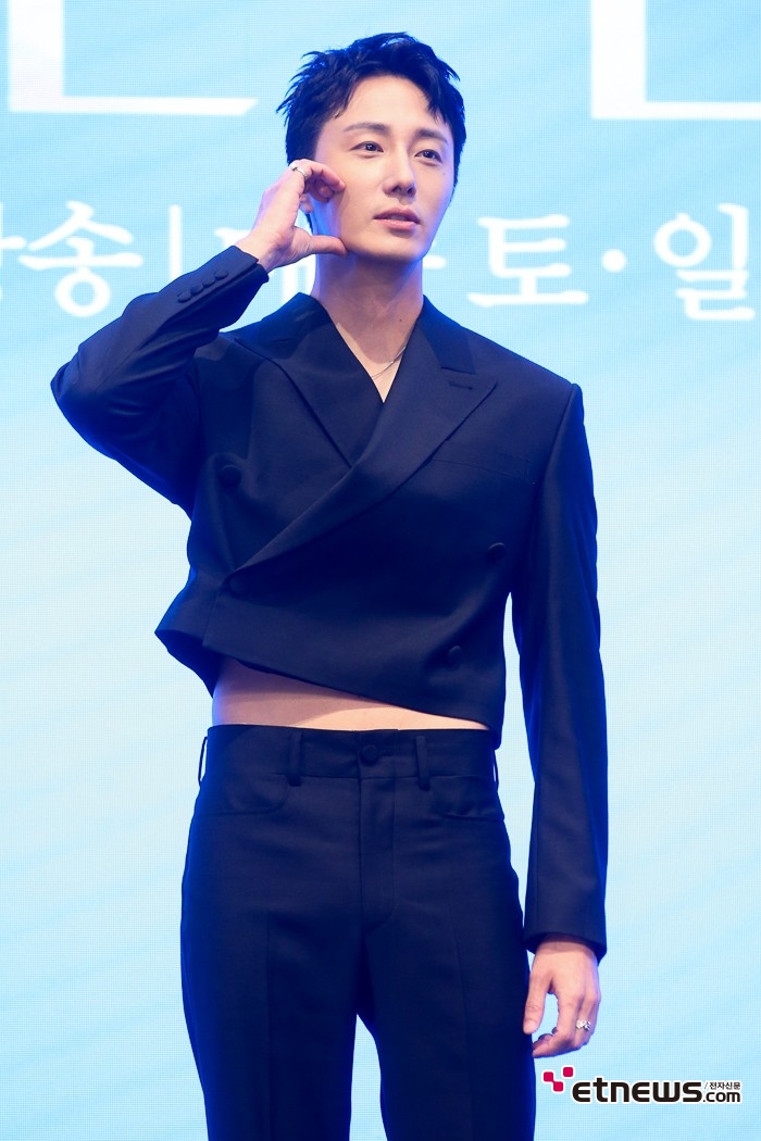 [ET포토] 정일우, '살며시 노출한 복근'