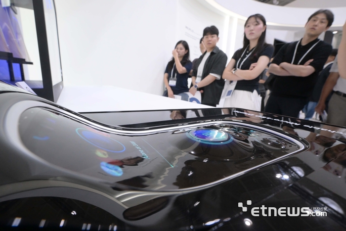 [포토] LG의 스트레처블 마이크로 LED 디스플레이