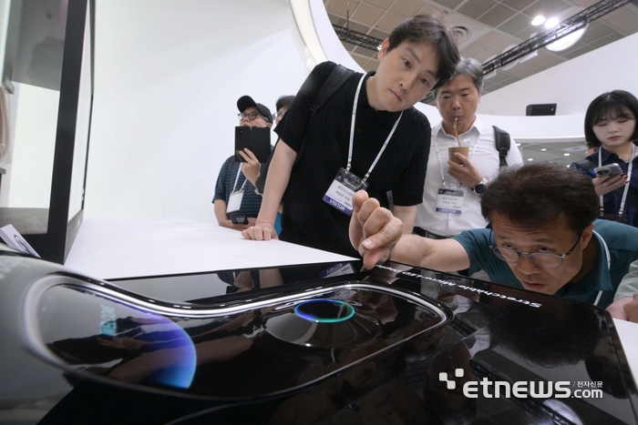 [포토] LG의 스트레처블 마이크로 LED 디스플레이