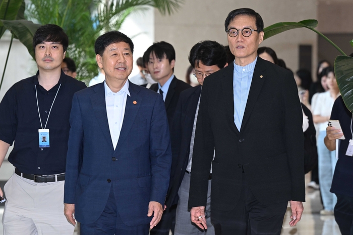 [포토] 이동하는 구윤철 경제부총리, 이창용 한국은행 총재