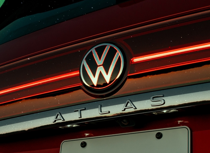 폭스바겐 신형 아틀라스 일루미네이티드 리어 로고