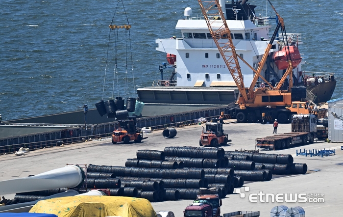 트럼프 행정부가 부과하는 상호관세가 미 동부 현지시간 7일 0시 1분(한국시간 7일 13시 1분)부터 본격 시행됐다. 자동차의 경우 한미 협상을 통해 현행 25%에서 15%로 품목별 관세를 낮췄으나 관세협상에서 인하에 실패한 철강·알루미늄 관세는 현행 50%가 유지된다. 경기 평택시 평택항에 철강 제품이 쌓여 있다.  평택=이동근기자 foto@etnews.com