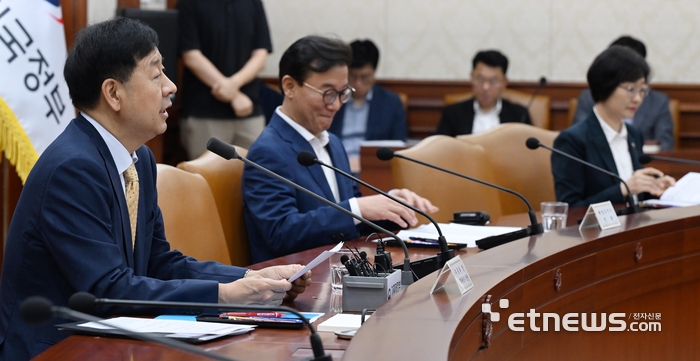 [포토] 첫 경제관계장관회의 주재하는 구윤철 부총리