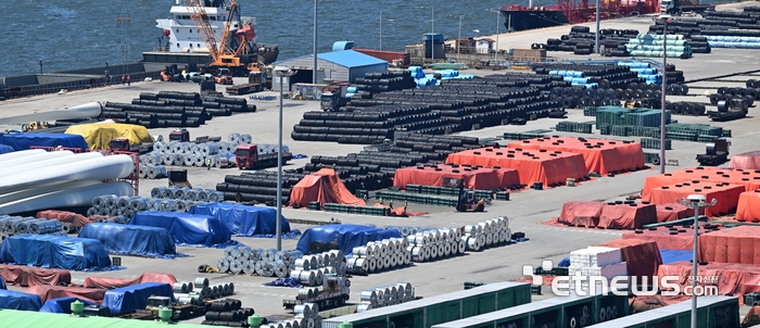 트럼프 행정부가 부과하는 상호관세가 미 동부 현지시간 7일 0시 1분(한국시간 7일 13시 1분)부터 본격 시행됐다. 자동차의 경우 한미 협상을 통해 현행 25%에서 15%로 품목별 관세를 낮췄으나 관세협상에서 인하에 실패한 철강·알루미늄 관세는 현행 50%가 유지된다. 경기 평택시 평택항에 철강 제품이 쌓여 있다.  평택=이동근기자 foto@etnews.com