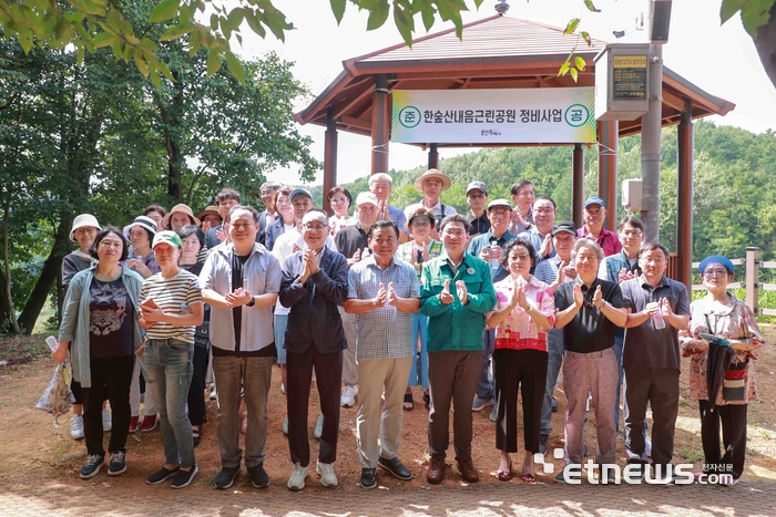 이상일 용인시장(앞줄 오른쪽 다섯 번째)이 7일 처인구 남사읍 한숲시티 3단지 인근 한숲산내음근린공원 정비사업 완료 현장을 방문해 사업 성과를 점검하고 기념 촬영했다.