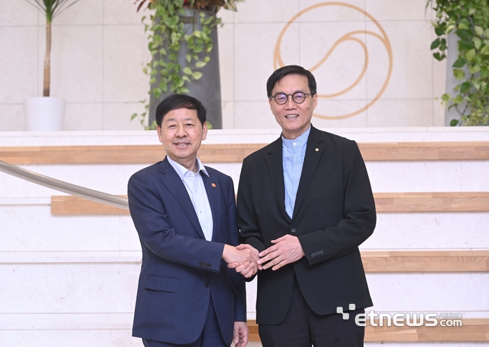 [포토] 악수하는 구윤철, 이창용