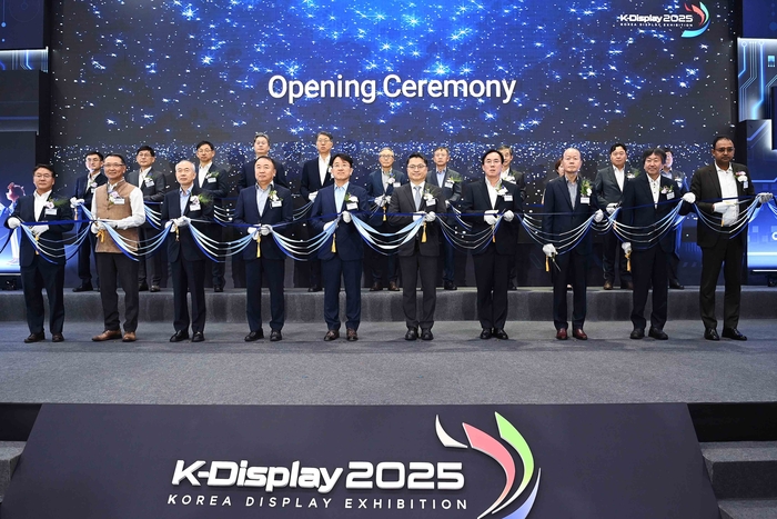 문신학 산업통상자원부 1차관은 7일 서울 강남구 코엑스에서 전윤종 한국산업기술기획평가원 원장, 신희동 한국전자기술연구원 원장, 이 청 한국디스플레이산업협회 회장, 정철동 LG디스플레이 대표를 비롯한 관련 유관기관 및 소부장 기업 대표 등 관계자가 참석한 가운데 열린 '2025 한국디스플레이산업전시회 개막식'에 참석해 전시회 개막을 알리는 테이프커팅 세리머니를 갖은 후 전시장 내 주요 부스를 둘러보았다. 산업통상자원부